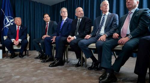 Trump le oferă pantofi ca ai lui bărbaților din staff, ca să fie eleganți. Un secretar este supărat că nu mai poate purta Louis Vuitton