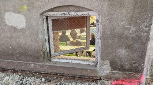 Așa arată România educată. Imagini dezolante într un liceu din Timișoara. Elevi înghesuiți la subsol, în clase pline de igrasie și mucegai.  „Venim cu măști de protecție ca pe timpul pandemiei de Covid”