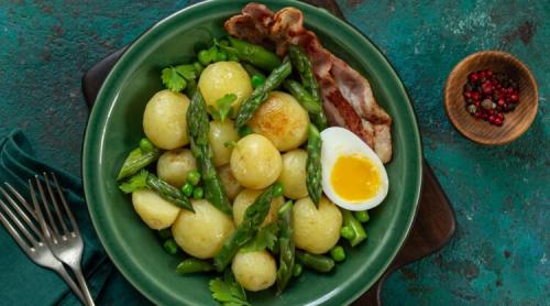 Cartofi noi cu sparanghel, bacon și ouă fierte moi