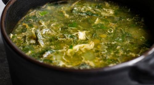 Ciorbă de ștevie cu franjuri de ouă. Rețetă cu arome de primăvară