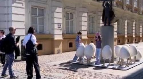 Controversă la Timișoara cu decorul de Paşte de 7.000 de euro. Ouăle gigant iau faţa unei statui cu mesaj