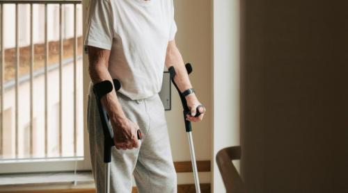 Crimă șocantă în Sectorul 3 din București: Un german de 86 de ani e suspectat că și a sugrumat iubita de doar 30 de ani, cu o cârjă