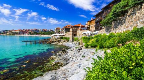 Destinația superbă cu plajă și castele, care seamănă cu Coasta Amalfi, dar e mult mai ieftină. E foarte aproape de România