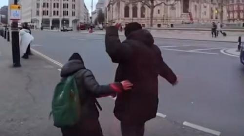 Doi români au fost vopsiți cu roșu pentru a fi marcați, lângă Westminster Abbey, în Londra