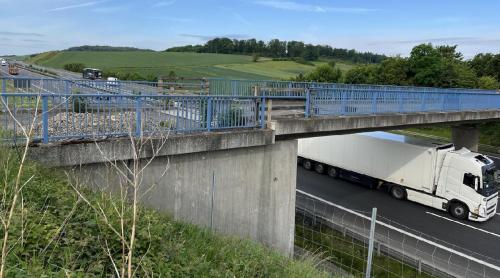 „Dorel” a modernizat o autostradă din Germania, apoi a înălțat podul de deasupra și acum nici o mașină nu l mai poate traversa. Trebuie demolat