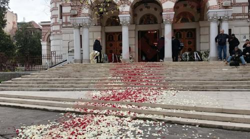 LIVE /  Înmormântare Mircea Lucescu. A început slujba de la Biserica Sfântul Elefterie. Unei persoane i s a făcut rău și a avut nevoie de intervenția medicilor. Update