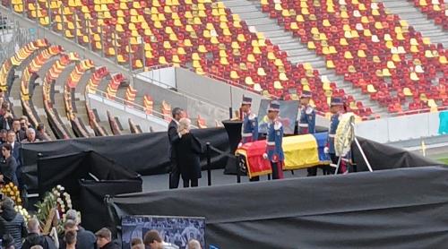 LIVE /  Sicriul lui Mircea Lucescu a ajuns la Arena Naţională! Neli Lucescu și Răzvan Lucescu, extrem de emoționați la ceremonia dedicată lui „Il Luce”. Update