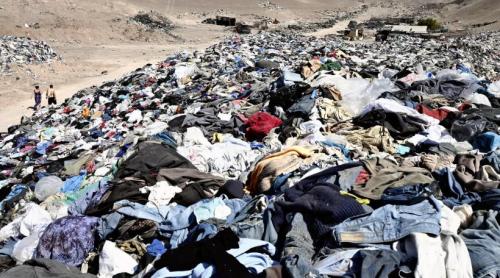 „Marea groapă de gunoi la modă”. Un munte de haine cu etichete de firmă pe care nimeni nu le mai vrea a apărut în Atacama