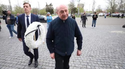 Mesajul dintr un singur cuvânt scris de Traian Băsescu pe coroana depusă la catafalcul lui Mircea Lucescu