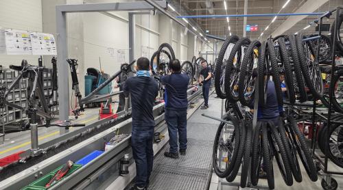 Milioane de biciclete produse la Timișoara pentru Europa. Doamnele de la „asamblare butuc”, mai eficiente decât robotul care le ar putea înlocui