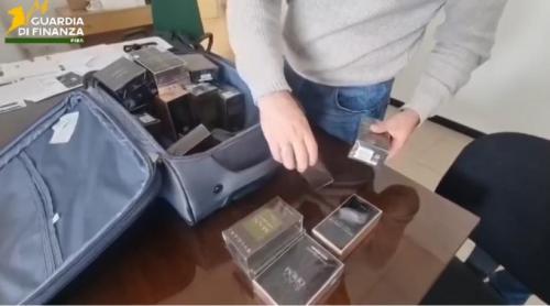 Niște români cumpărau bilete de avion ieftine în Italia ca să poată intra în duty free și să fure parfumuri