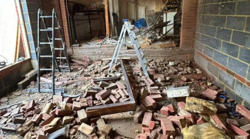 O familie a cheltuit 50.000 de euro ca să și renoveze casa, dar constructorul a distrus o și a chemat poliția să i aresteze