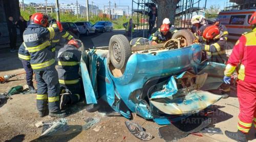 O mașină a căzut de pe o pasarelă din Iaşi, după ce s a ciocnit cu un TIR: Șoferița a murit pe loc. Primele imagini cu autoturismul