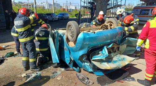 O mașină a căzut de pe o pasarelă din Iaşi, după ce s a ciocnit cu un TIR: O victimă e în stop cardio respirator