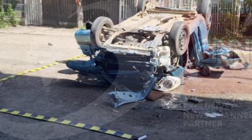 O mașină a căzut de pe o pasarelă din Iaşi, după ce s a ciocnit cu un TIR: Șoferița a murit pe loc. Primele imagini cu autoturismul