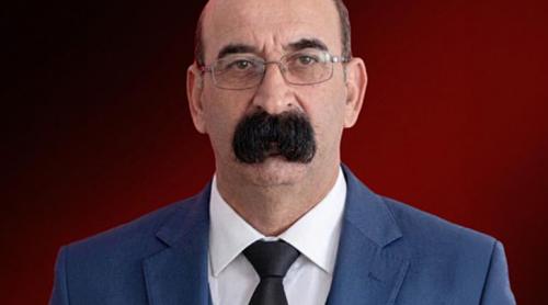 Politicianul din Turcia care a devenit viral datorită aspectului: „Este o față pe mustața aia”