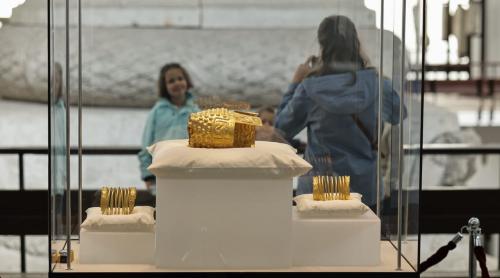 Românii nu s au înghesuit să vadă Coiful de la Coțofenești și brățările dacice recuperate din Olanda, în prima zi în care au fost expuse la Muzeul de Istorie