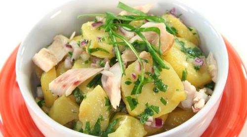 Salată de cartofi cu păstrăv și leurdă. Rețetă pentru o zi de post cu dezlegare la pește