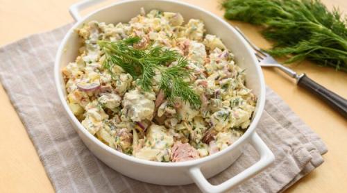 Salată de ton cu ouă fierte, brânză feta și verdețuri proaspete