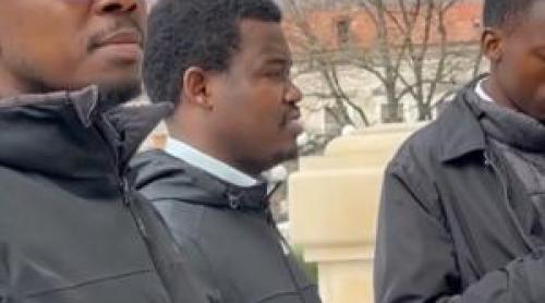 Şase tineri din Africa, emoţionaţi de noaptea de Înviere în România. Ce tradiţie i a impresionat cel mai mult