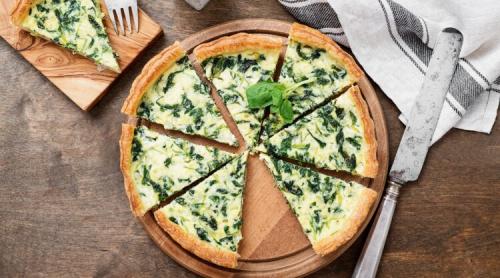 Tartă cu brânză și spanac, în crustă de aluat foitaj preparat în casă