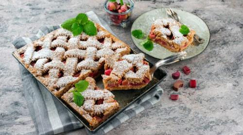 Tartă cu rubarbă și aluat cu scorțișoară. Desert simplu și delicios, de sezon