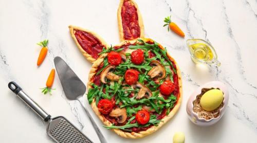 Tartă sărată în formă de iepuraș, cu roșii, ciuperci și rucola