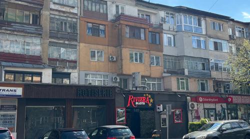 Tecuci, capitala păcănelelor. „Moși și romi mai suntem. Dacă n ar fi păcănelele, ne am sparge dinții zilnic”