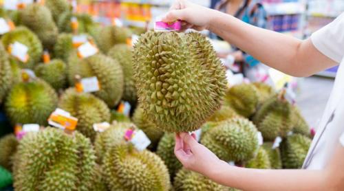 Thailanda are o problemă mare cu fructul care miroase a brânză stricată și apelează la influenceri ca s o rezolve