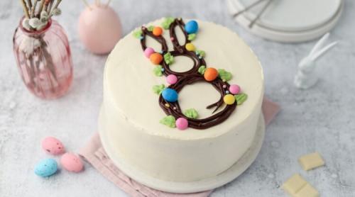 Tort cu decor iepuraș și ouă vopsite, pentru masa de Paște