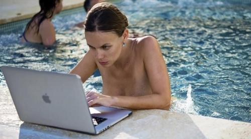 Ucrainenii sunt indignați că o tânără, fost model care a pozat nud, a fost numită consul în Dominicană. A fost demisă după 14 zile