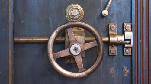 Un bărbat care a cumpărat un seif vechi cu 15 euro a găsit în el o comoară de 30.000 de euro