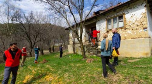 Un bătrân locuiește singur într un sat din Munții Buzăului și merge 12 km până la magazin. Acum a primit un ajutor nesperat 