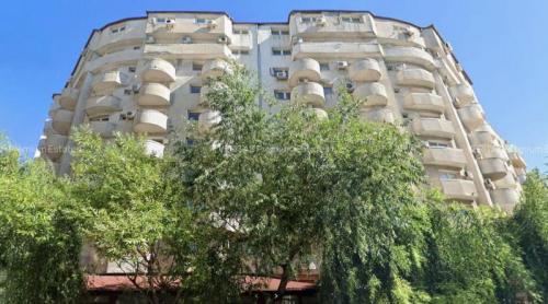 Un bloc întreg din centrul Bucureştiului, cu două scări şi 50 de apartamente, este scos la vânzare