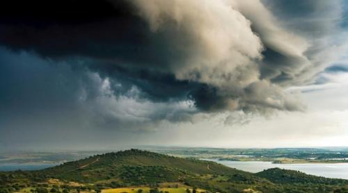 Un jet polar coboară spre România și vom fi în zona de contact dintre un ciclon și un anticiclon, anunță ANM. Vremea se răcește din nou