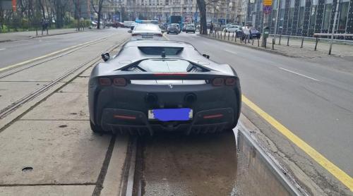 Un șofer a parcat un Ferrari SF90 pe mijlocul liniei de tramvai, lângă Piața Victoriei. Amenda e de 0,05% din prețul minim al mașinii