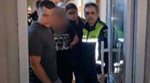 A murit înjunghiat de prietenii pe care îi invitase la o petrecere. Agresorii nu îşi amintesc motivul