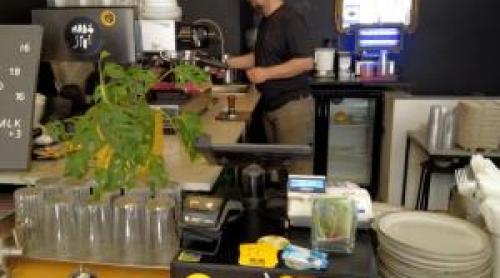 Afacerile care au suferit pandemiei, dar nu și crizei politice. Mihai își vinde cafeneaua la 50% din preț