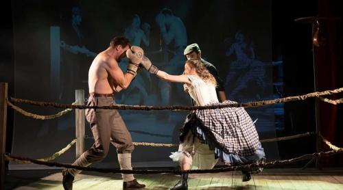 Box feminin pe scena Teatrului Excelsior: patru femei luptă pentru libertate într o lume a bărbaților. Regizoarea Sânziana Stoican: „Toate temele spectacolului sunt extrem de actuale”