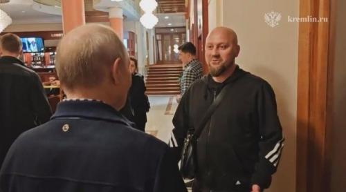 Ca să arate cât este de relaxat, Putin și a înscenat o întâlnire „întâmplătoare” într un hotel. Cine este, de fapt, bărbatul din poză