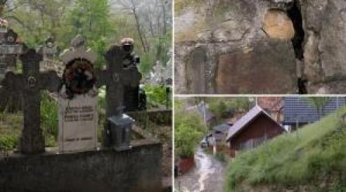 "Cade și vin morții aici". Teroare într o comună buzoiană, unde un cimitir ar putea să o ia la vale peste case