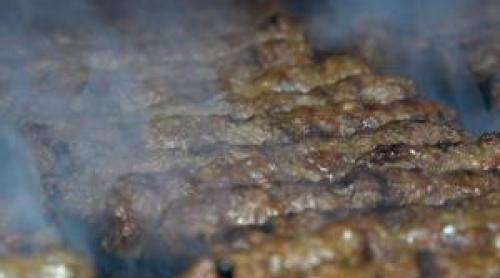 Care sunt preţurile la mici de 1 Mai, la terase şi în supermarketuri