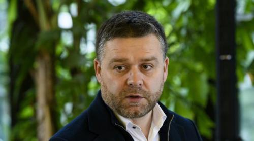 Ciprian Ciucu scrie pe Facebook că, miercuri, a văzut angajați de la Administrația Străzilor care "furau benzina din autoutilitare"