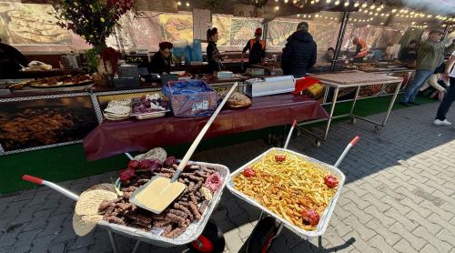 Cozi la mici de 1 mai. Cum s a transformat rondul din Piața Alba Iulia într un uriaș grătar în aer liber
