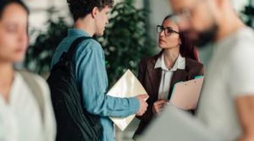 Domeniul care duce lipsă acută de angajați recrutează direct din facultăți. Salarii de la 1.000 de euro