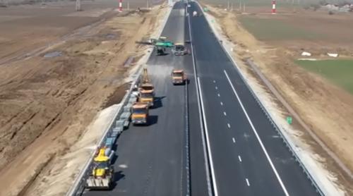 Dorinel Umbrărescu a adus 5.000 de oameni pe A7, lucrează non stop și s a angajat să livreze ceea ce experții consideră imposibil. „Avem promisiunea fermă a constructorului că obiectivul va fi atins” I VIDEO