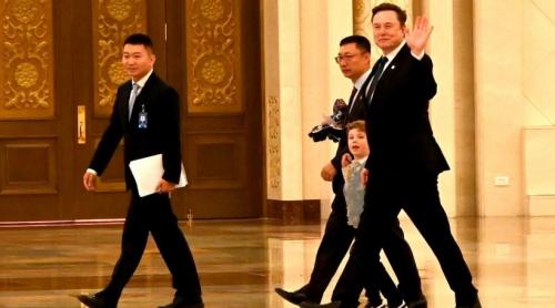 Elon Musk a făcut senzație în China cu  X Æ A Xii, fiul lui de 6 ani, pe care l a îmbrăcat cu o vestă tradițională chineză