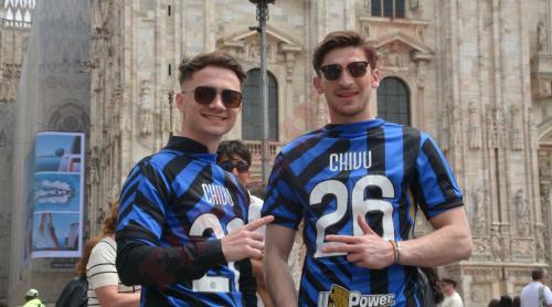 Fanii românii sunt la Milano pentru a fi alături de Chivu la titlul cu Inter. „E bănățean de al nostru. Pentru el am venit”. Video exclusiv