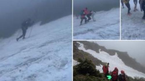 Momentul când unul dintre maratonişti alunecă pe gheaţă în timpul cursei Transylvania 100 din Munţii Bucegi