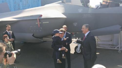 Nicușor Dan a venit cu băiatul lui la expoziția de tehnologii militare BSDA 2026. Imagini cu Președintele într un F 35 și pe un blindat